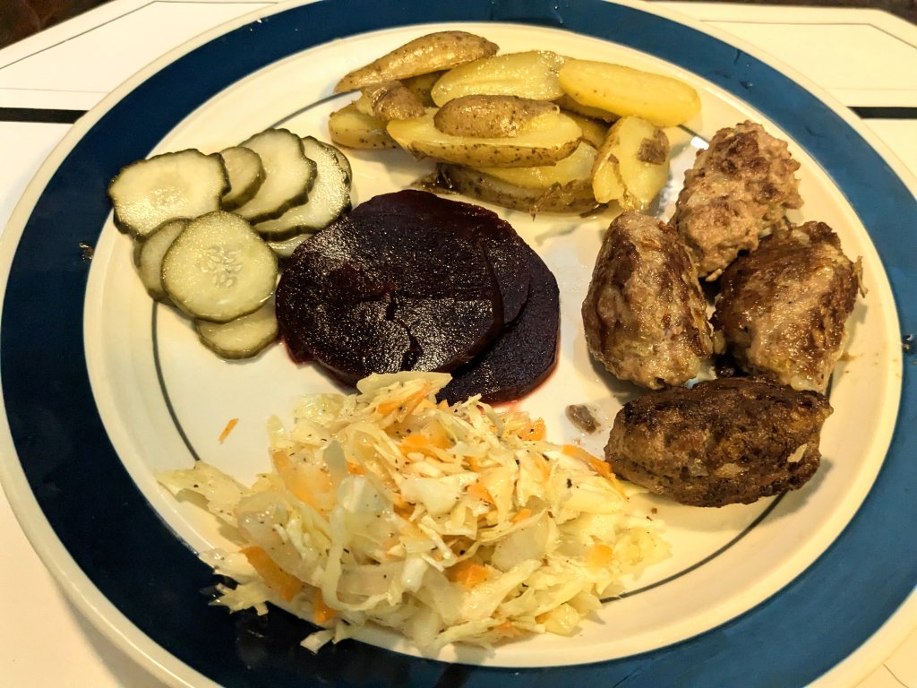 2024-08-30 frikadeller, brasse kartofler, rødbeder, og agurkesalat and coleslaw1.jpg