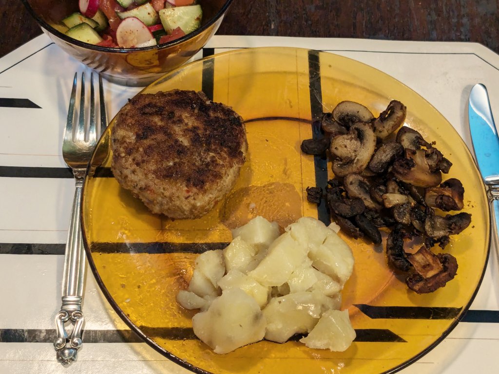 2024-09-11 Krebinet with potatoes, mushrooms, and a salad1.jpg