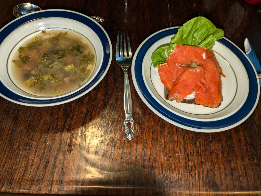 2024-10-23 Fridge soup and smoked salmon on rugbrød2.jpg