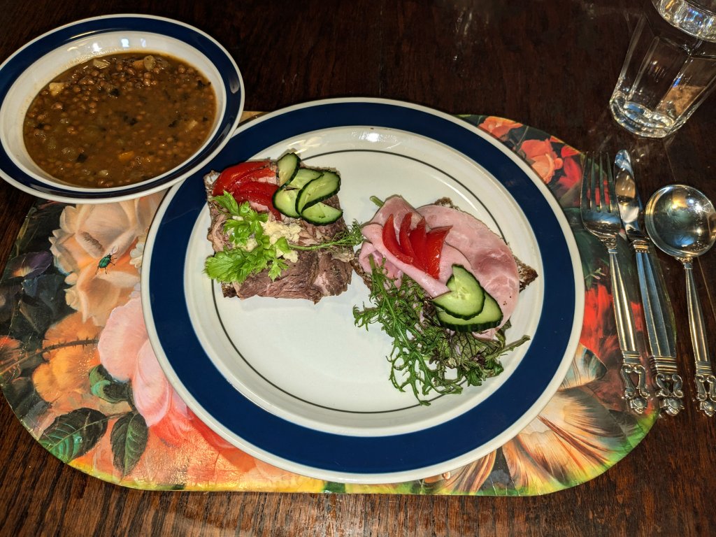 2024-11-09 Canned lentil soup and smørrebrød - one with ham and one with roast beef1.jpg