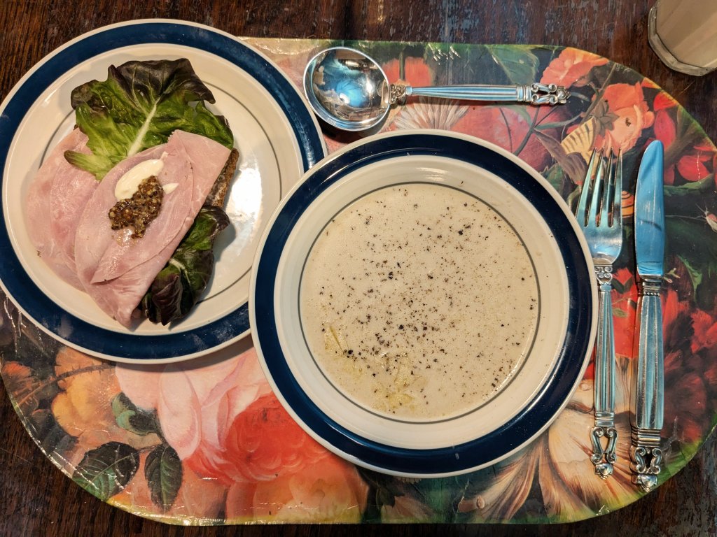 2024-11-14 Asparagus soup and a ham sandwich on rugbrød1.jpg