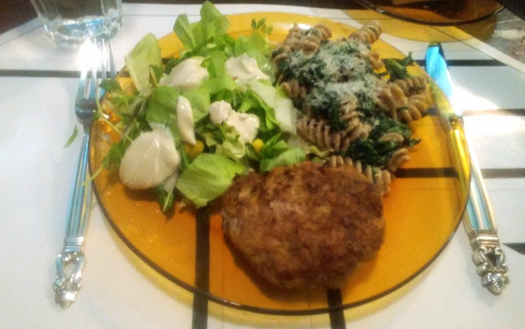 Italineske karbonader, spelt fusilli in a creamy sauce with spinach, and a salad with creamy h...jpg