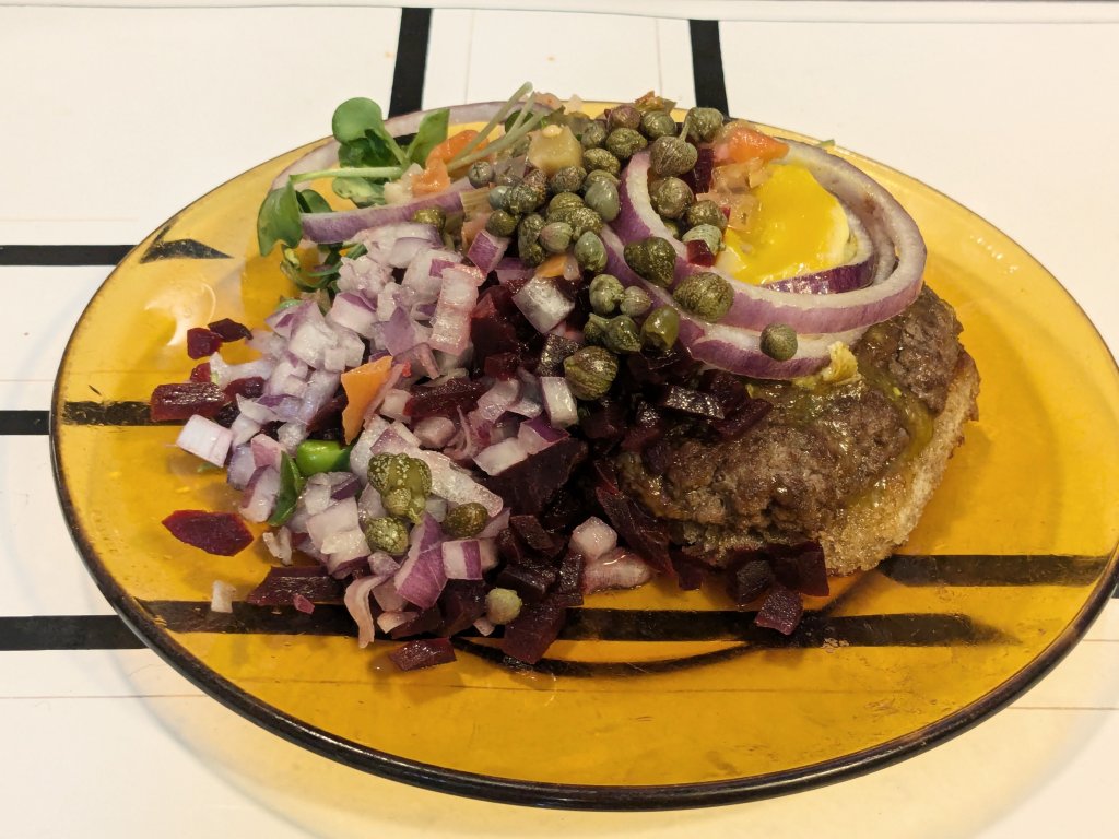 Pariserbøf - Danish smørrebrød with ground beef and lots of garnish.jpg