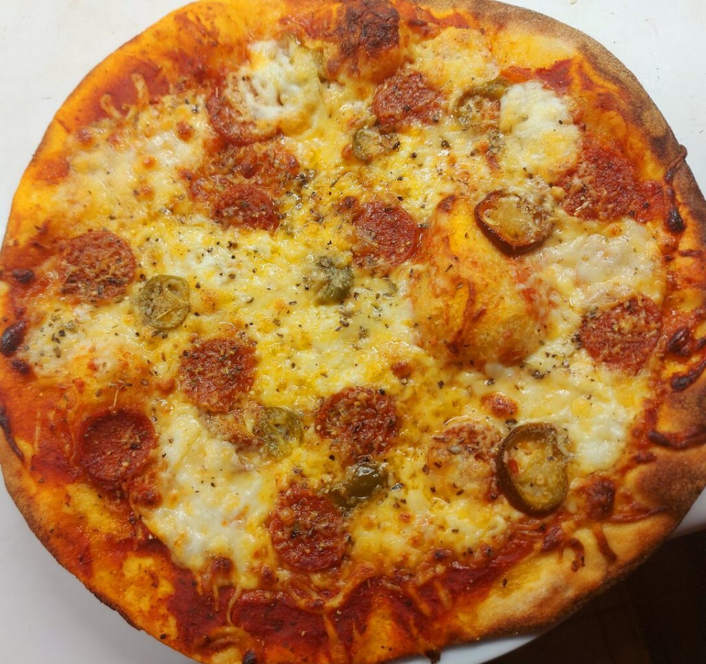 Pepperoni jalapeno pizza.jpg