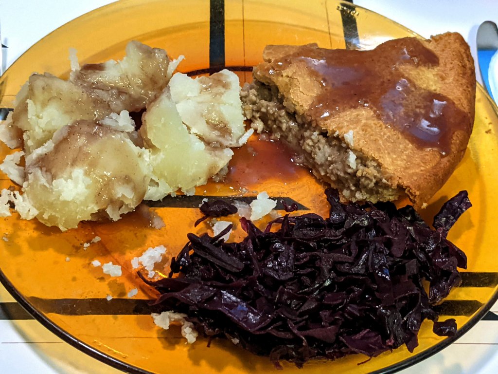 Tourtière, rødkål, potatoes, and gravy.jpg