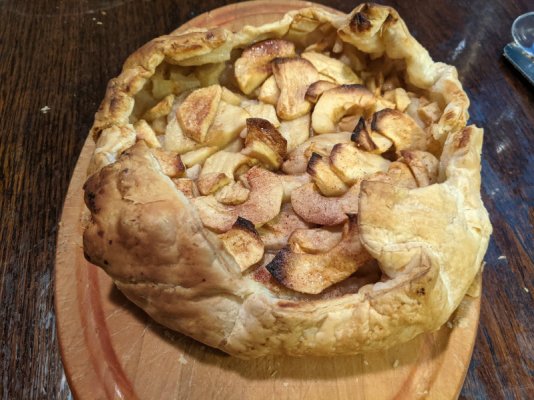 Apple galette made with puff pastry.jpg