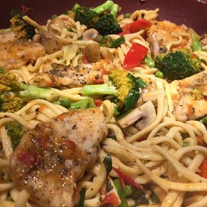 Spaghetti with chicken and vegetables