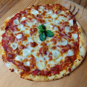 Garlic & cheese pizza