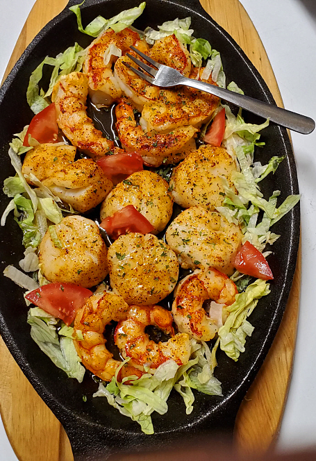 Bacon honey seasoned scallops & shrimp