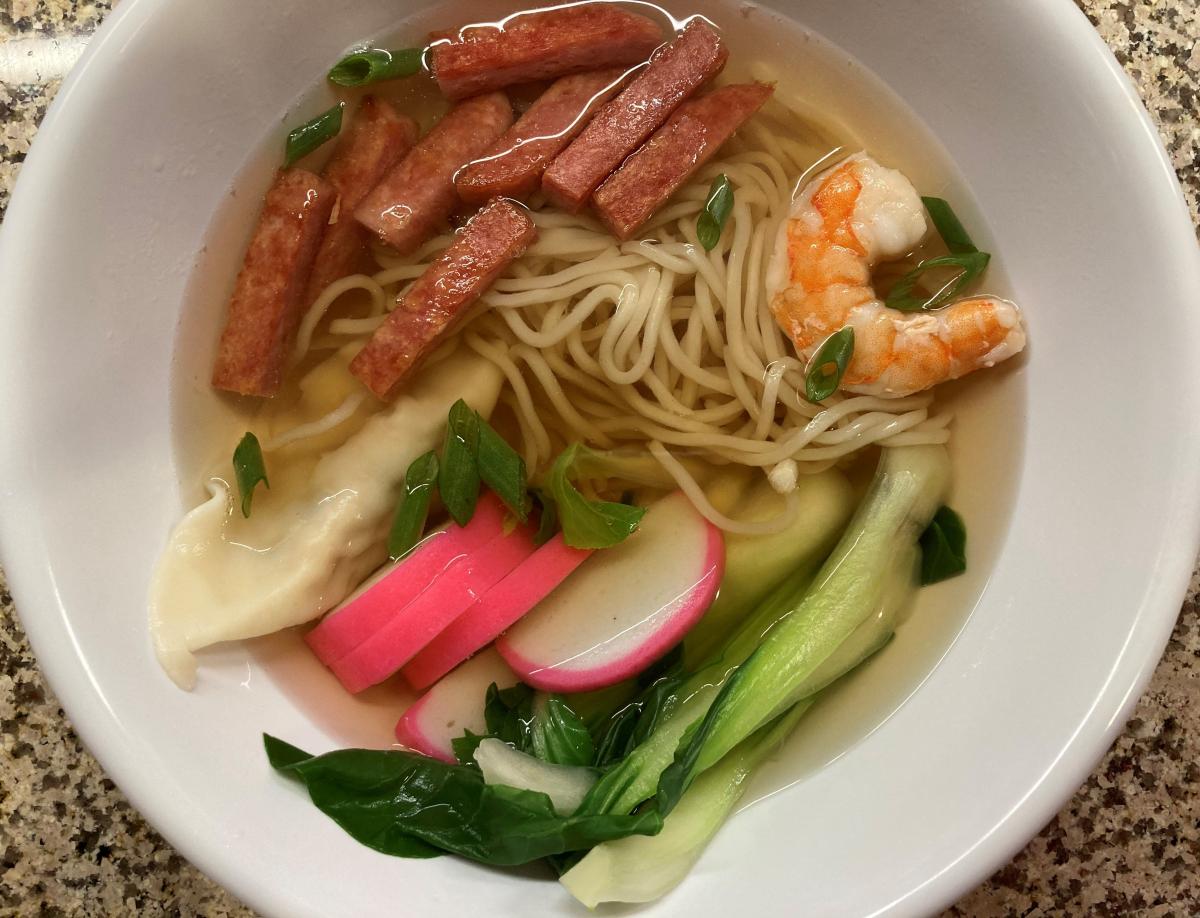 I think that this is THE BEST looking Won Ton Mein Deluxe Bowl I've EVER made!!  Sliced of crispy Spam®, steamed Shrimp, Baby Bok Choi, Kamaboko or st